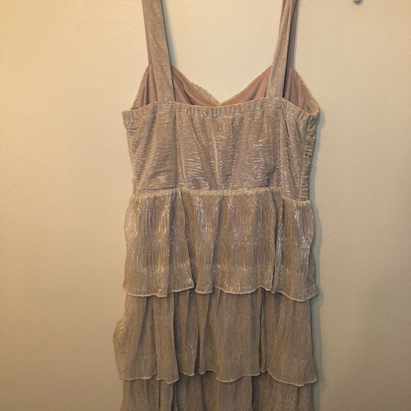 Dynamite Shimmer Tiered Party Dress Medium - Picture 3 of 7